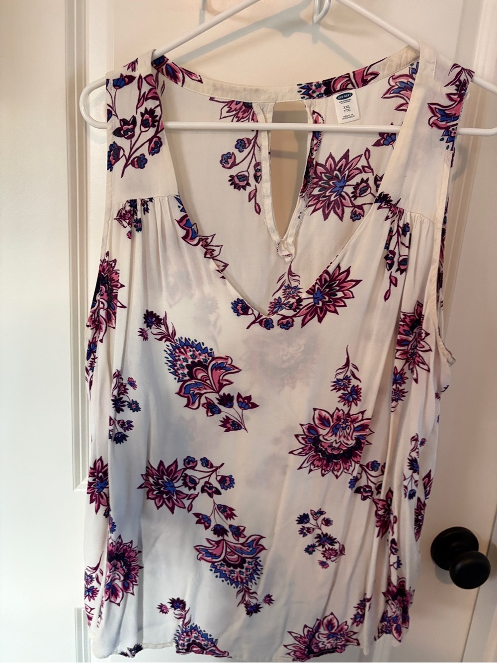 Old Navy White Floral Sleeveless V-Neck Top. Size XXL